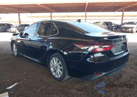 2022 Toyota Camry Le z USA, uszkodzony, nr VIN 4T1C11AK7NU716907